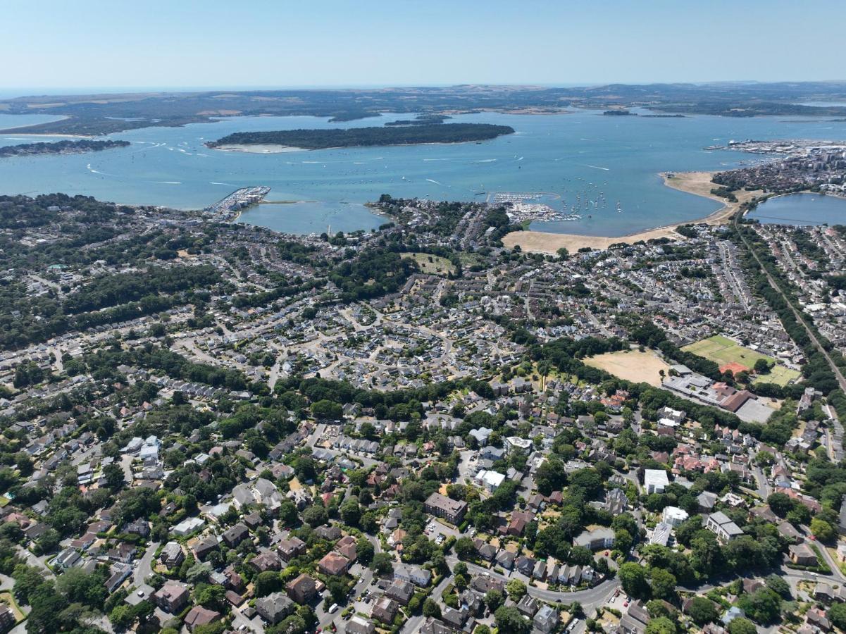 Entire Seaside Luxury Home With On Site Parking! Poole Eksteriør bilde