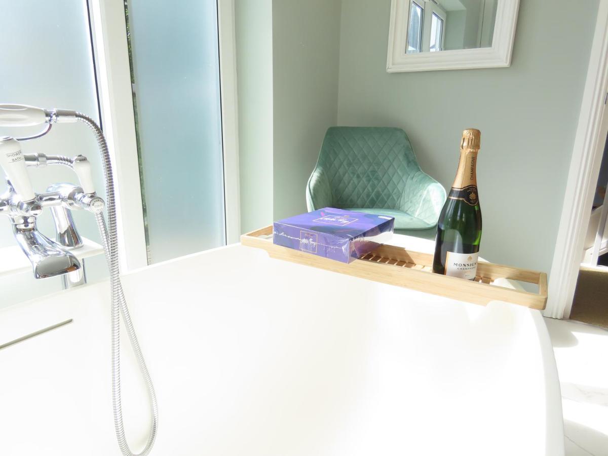 Entire Seaside Luxury Home With On Site Parking! Poole Eksteriør bilde